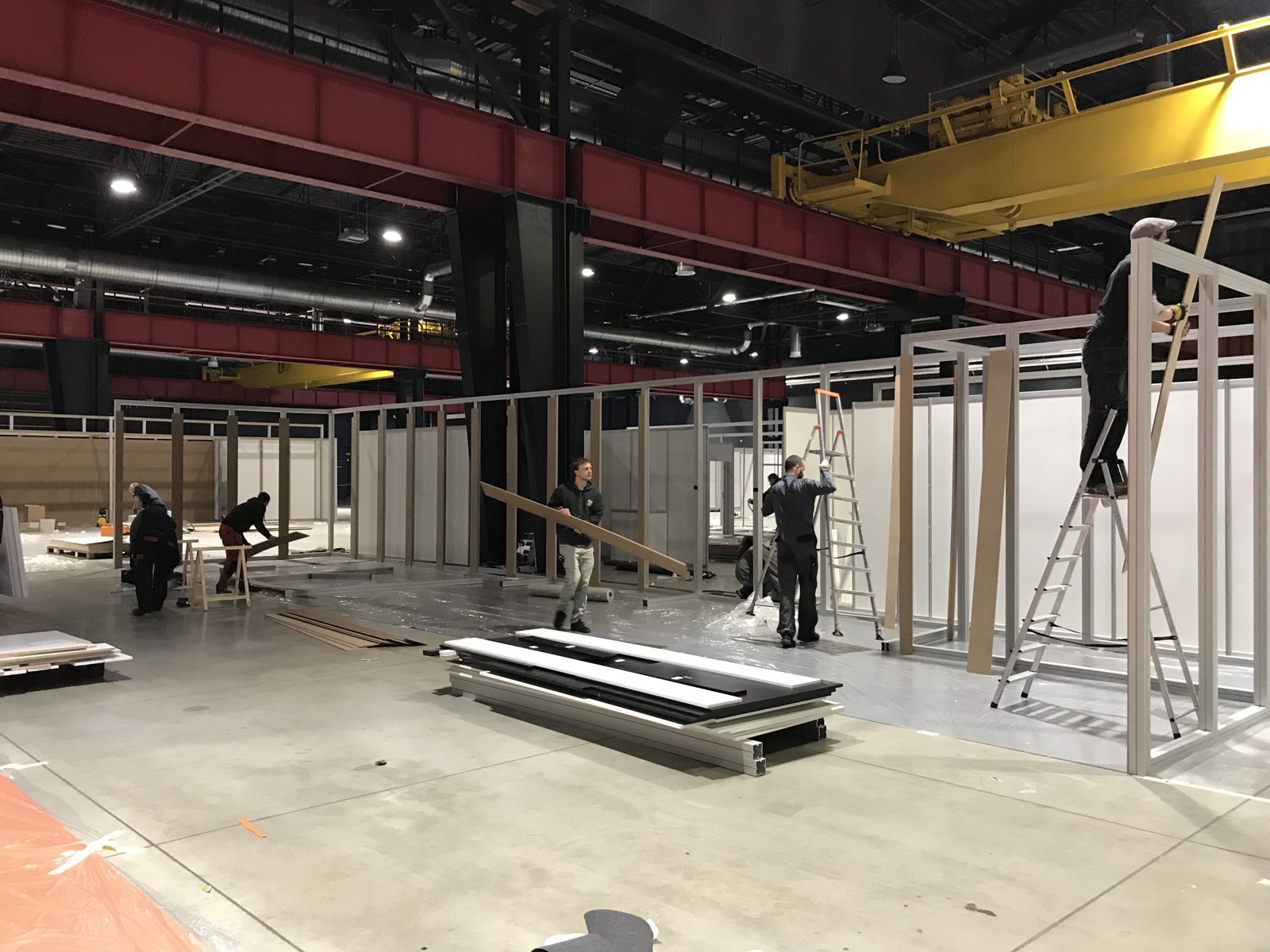 Pusta hala Global Expo i aluminiowa konstrukcja stoiska Gree w pierwszym dniu montażu