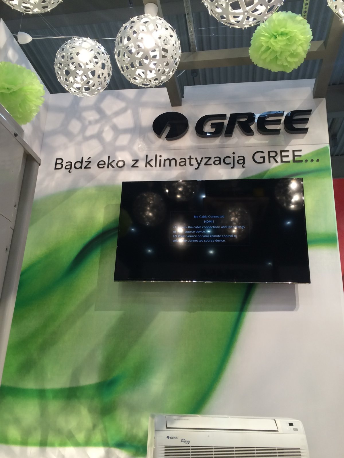 Ściana Bądź eko z klimatyzacją Gree z ekranem i jednostką przypodłogową