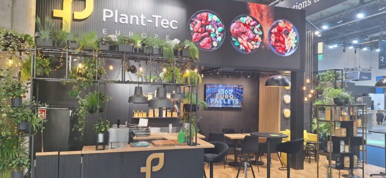 Drewniane półki z produktami w słoikach na stoisku Plant-Tec Europe na IFFA. Projekt Tatjany Kobuszewskiej, TRK System