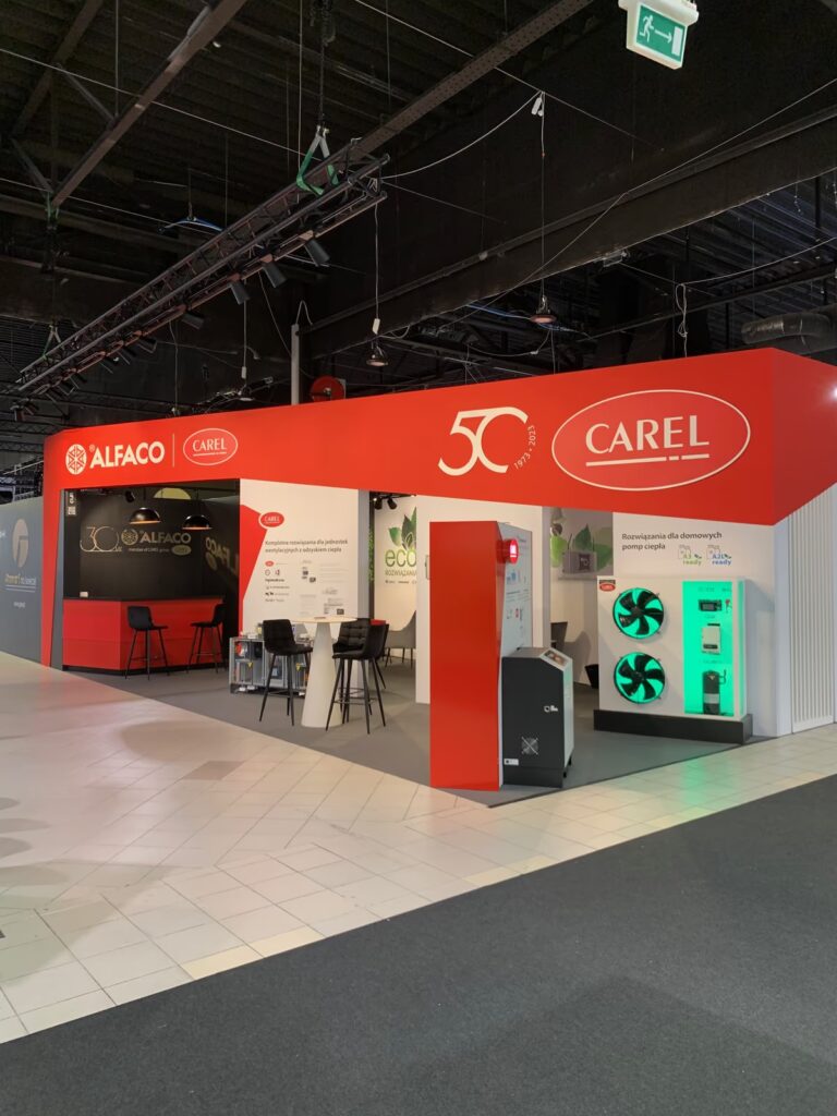Stoisko targowe Alfaco i Carel 52 m² na targach HVAC 2023, czerwony fryz z jubileuszem 50 lat Carel i ekspozytor pompy ciepła
