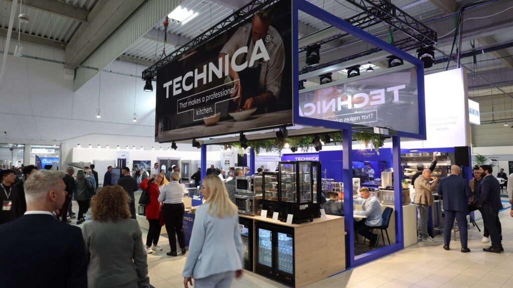 Targi w Ptak Warsaw Expo były bardzo pracowite, a ludzie spacerowali i rozmawiali wokół stoiska Technica na targach Eurogastro. Nowoczesne stoisko, zaprojektowane i nadzorowane przez Tatjanę Kobuszewską, wyposażono w cyfrowe ekrany i efektowny napis. projekt i nadzór Tatjana Kobuszewska