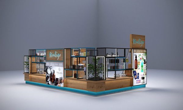 Wyspa handlowa Kontigo — modułowa konstrukcja dla sieci kosmetycznej w polskich galeriach handlowych. ze szklanymi ścianami, drewnianymi akcentami, półkami ekspozycyjnymi produktów i oświetlonym szyldem „Kontigo” na rogu. zawiera plakaty produktów i małe zielone rośliny jako dekorację. projekt i nadzór Tatjana Kobuszewska trksystem.com