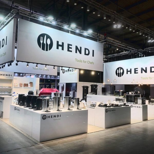 Stoisko firmy Hendi na targach branżowych, na którym prezentowany jest profesjonalny sprzęt i urządzenia kuchenne. Na szyldach i banerach widoczny jest napis HENDI Tools for Chefs. projekt i nadzór Tatjana Kobuszewska trksystem.com
