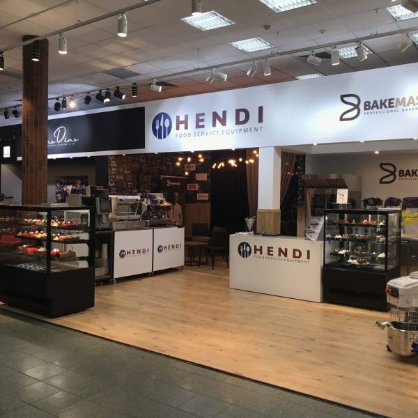 Stoiska targowe Hendi Food Service Equipment i Bakemaster prezentują urządzenia kuchenne i gabloty w jasnym oświetleniu górnym, podkreślając zachęcającą atmosferę słodkiego stoiska Hendi. projekt i nadzór Tatjana Kobuszewska trksystem.com