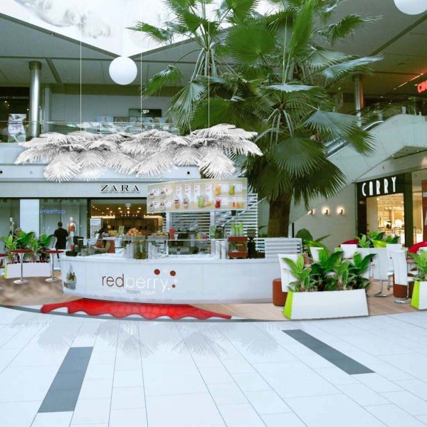 Nowoczesny kiosk Bar wyspa Redberry w Galerii Handlowej, otoczony roślinami doniczkowymi i miejscami do siedzenia, znajduje się na otwartej przestrzeni w pobliżu sklepów Zara, Centro i Curry. Obszar jest jasny, zarówno z naturalnym, jak i sztucznym światłem. projekt i nadzór Tatjana Kobuszewska trksystem.com